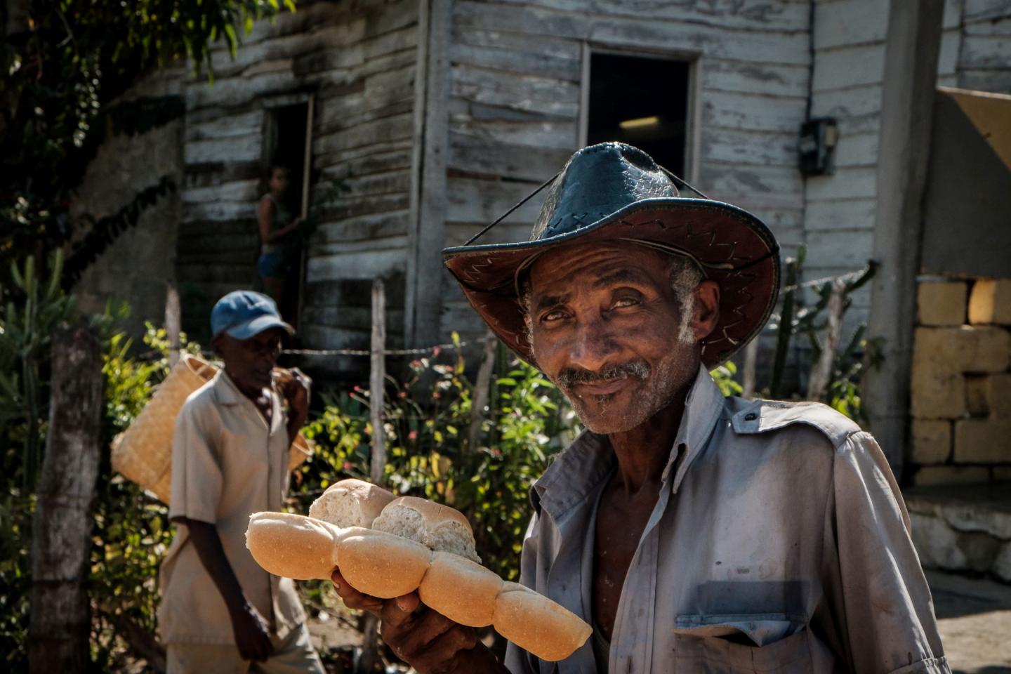 Cuba Kuba Iznaga farmer bread chleb old man stary człowiek happy szczęśliwy hat kapelusz