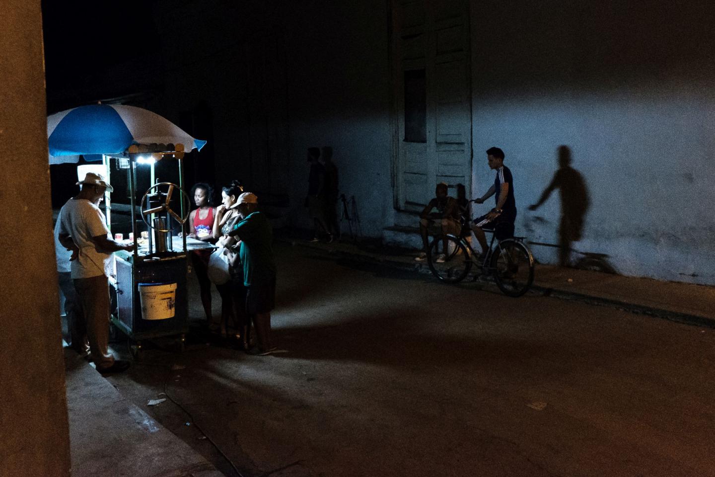 Cuba Kuba Cienfuegos dark streets meroczne ulice shadow cień